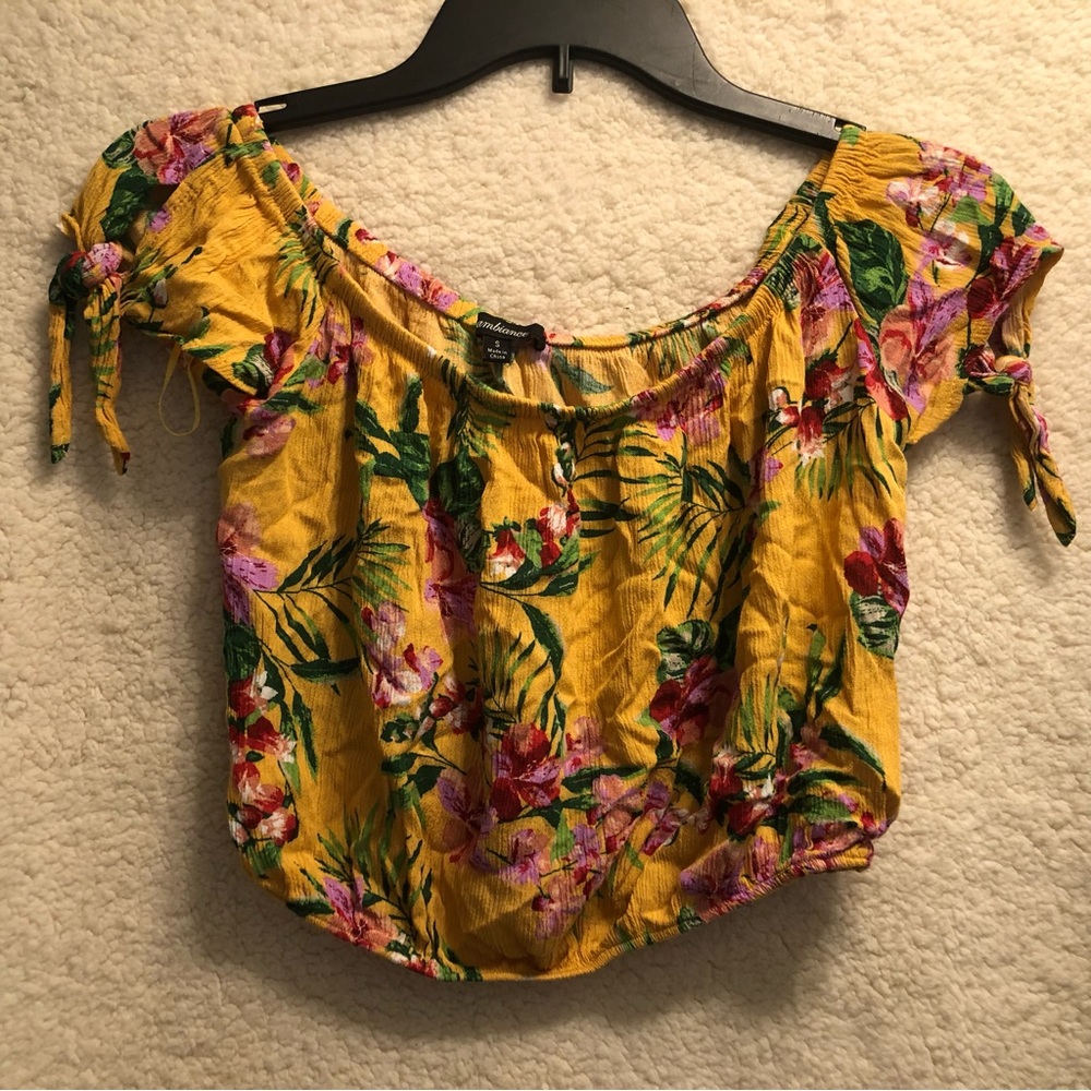 Ambiance Women’s multicolored Floral crop top Sz Small